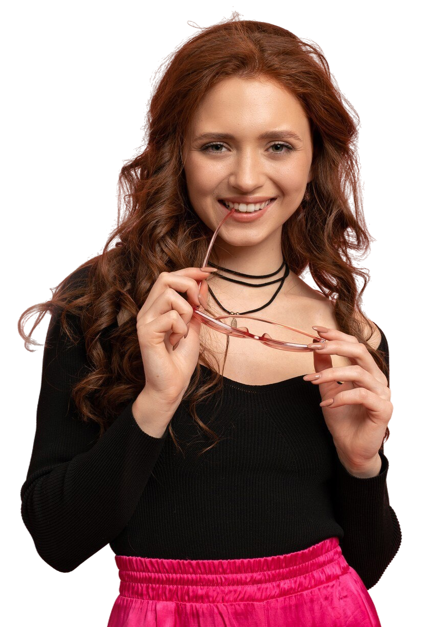 hermosa-mujer-pelirroja-posando-sobre-pared-rosa-pelos-ondulados-sonrisa-perfecta